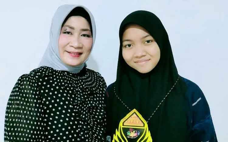Tias Dwi Pratiwi bersama Ketua Kafilah FASI Barito Utara Hj Nety Herawati yang meraih juara 2 pada FASI XI dalam lomba cabang tilawah TQA di Palembang Sumatera Selatan