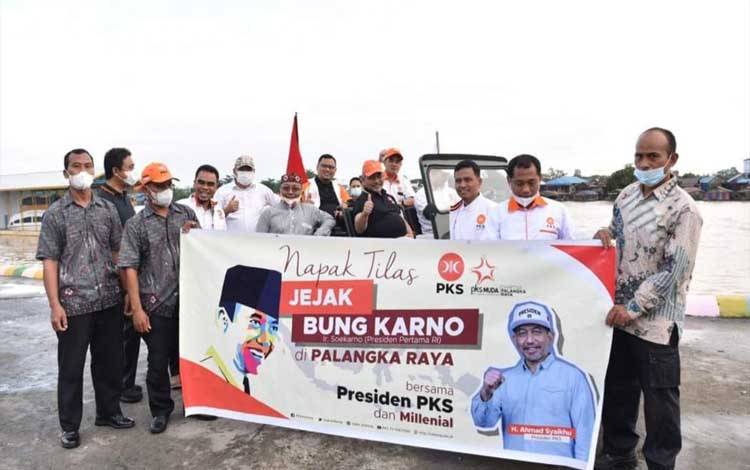 Presiden PKS serta Rombongan saat berada di Tugu Soekarno