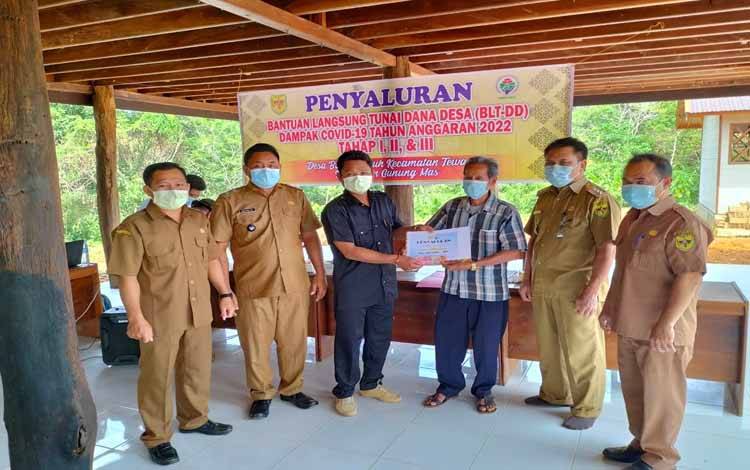 Penyaluran BLT DD kepada masyarakat di Desa Batu Nyiwuh Kecamatan Tewah Kabupaten Gunung Mas pada Senin 28 Maret 2022