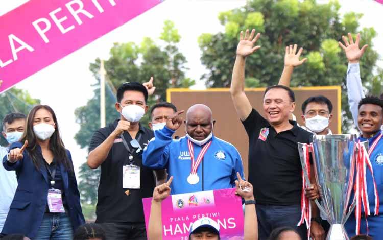 Bupati Barito Utara sekaligus Ketua umum ASBWI, Nadalsyah saat menyampaikan laporan dalam penutupan piala Pertiwi di Soreang Bandung, Jawa Barat