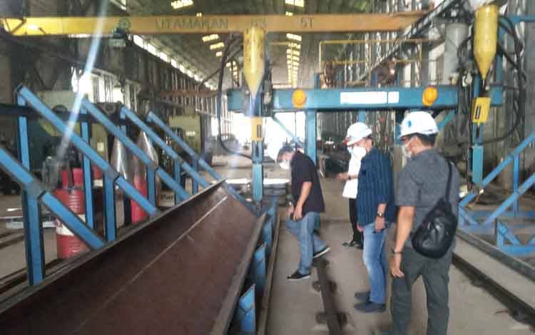 Bupati Barito Utara, Nadalsyah bersama Kepala Dinas PUPR, M Iman Topik melakukan kunjungan pabrikasi perakitan baja jembatan di PT Indo Trans Konstruksi di Bekasi, Jawa Barat