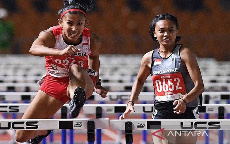 Arsip foto - Pelari Indonesia Emilia Nova (kiri) melompati rintangan Lomba Lari Gawang 100 Meter Putri SEA Games ke-30 di Stadion Atletik New Clark, Filipina, Senin (9/12/2019). ANTARA FOTO/Nyoman Budhiana/ama/aa.