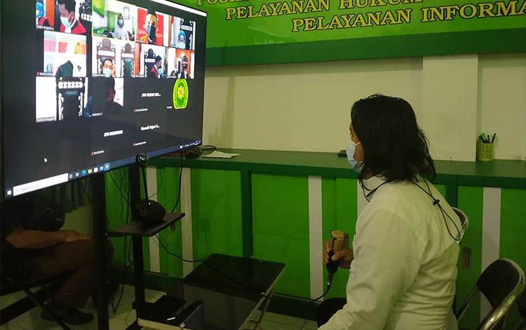 Saksi polisi berikan keterangannya dalam perkara M. Syarif Ansari terdakwa kasus sabu.