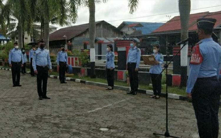 Kepala Rutan Kuala Kapuas, Toni Aji Priyanto saat berikan pesan kepada pegawai di apel perdana pada Senin, 4 April 2022.
