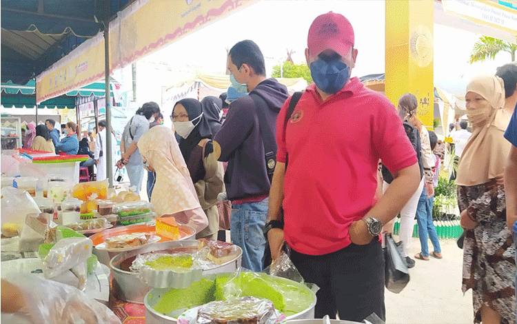 Warga Palangka Raya belanja di pasar ramadan.