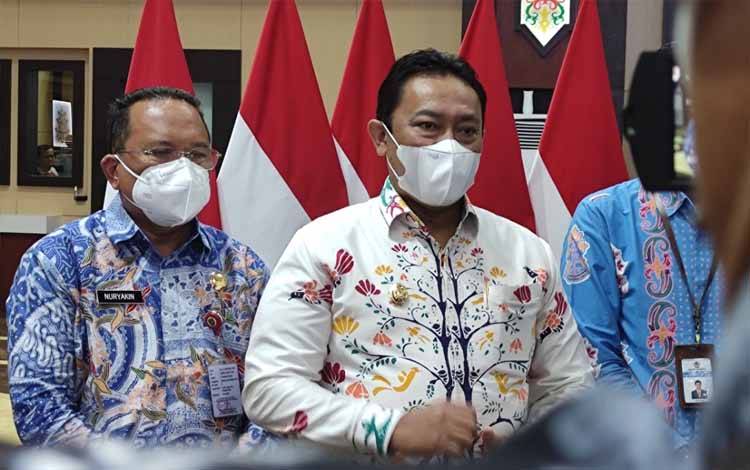 Wakil Gubernur Kalimantan Tengah, Edy Pratowo (dua kiri) di Aula Jayang Tingang, Jumat 8 April 2022