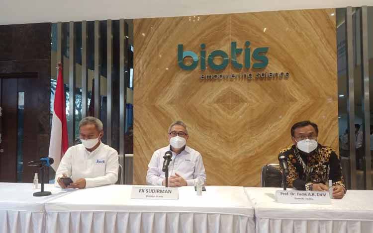 Direktur Utama JBio, Mahendra Suhardono (kiri) saat menyampaikan keterangan kepada wartawan di PT Biotis Kecamatan Gunung Sindur, Kabupaten Bogor, Jawa Barat, Jumat (8/4/2022)
