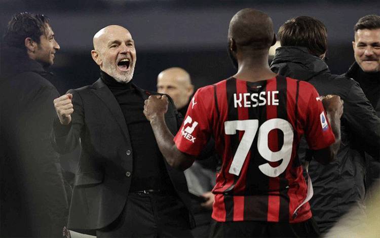 Pelatih AC Milan Stefano Pioli (kedua kiri) merayakan kemenangan tim bersama pemainnya Franck Kessie (79) atas Napoli usai pertandingan lanjutan Liga Serie A di Stadion Diego Armando Maradona, Naples, Italia, Minggu (6/3/2022). AC Milan pecundangi tuan rumah Napoli 1-0. ANTARA FOTO/REUTERS/Ciro De Luca/wsj.