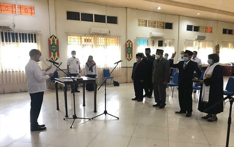 Suasana saat pelantikan tiga pejabat administrator di lingkungan Pemkab Kapuas pada Rabu, 13 April 2022.
