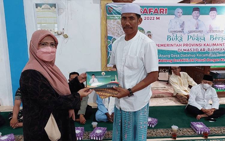 Kadis Ketahanan Pangan Provinsi Kalteng, Hj Sunarti menyerahkan secara simbolis bantuan dana pembangunan Masjid Ar-Rahman.