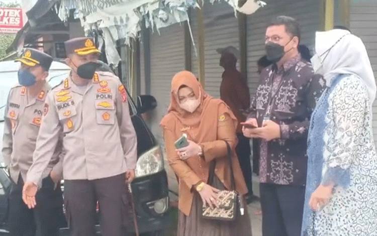 Kepala Perwakilan Bank Indonesia Provinsi Kalimantan Tengah, Yura Djalins (dua dari kanan) bersama Wakil Wali Kota Palangka Raya, Hj Umi Mastikah (tengah).