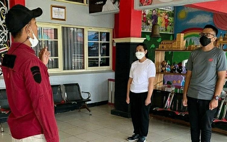 Kepala Rutan Kuala Kapuas, Toni Aji Priyanto memberikan pelatihan baris-berbaris kepada dua CPNS pada Sabtu, 16 April 2022.