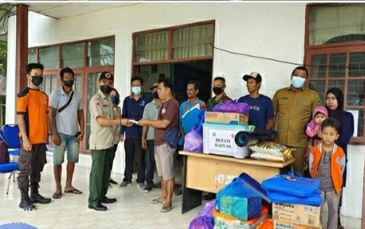 BPBD Kapuas saat menyalurkan bantuan kepada korban terdampak kebakaran di Desa Pujon pada Selasa, 19 April 2022.