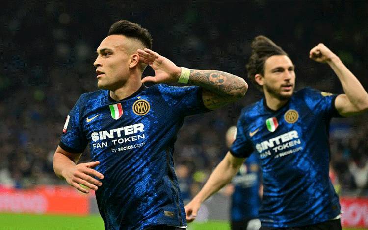 Selebrasi Lautaro Martinez setelah mencetak gol ke gawang AC Milan dalam pertandingan leg kedua semifinal Coppa Italia pada 19 April 2022. ANTARA/REUTERS/ALBERTO LINGRIA