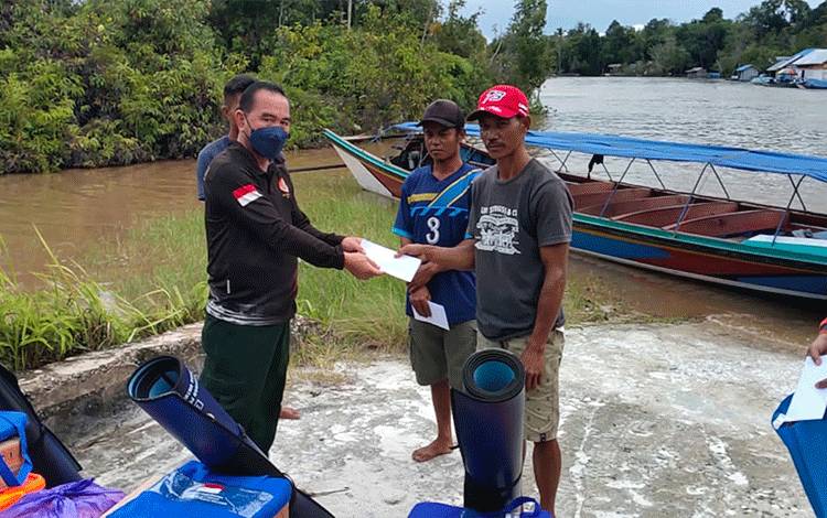 Penyaluran bantuan terhadap korban terdampak kebakaran rumah di Desa Muroi Raya, Kecamatan Mantangai.