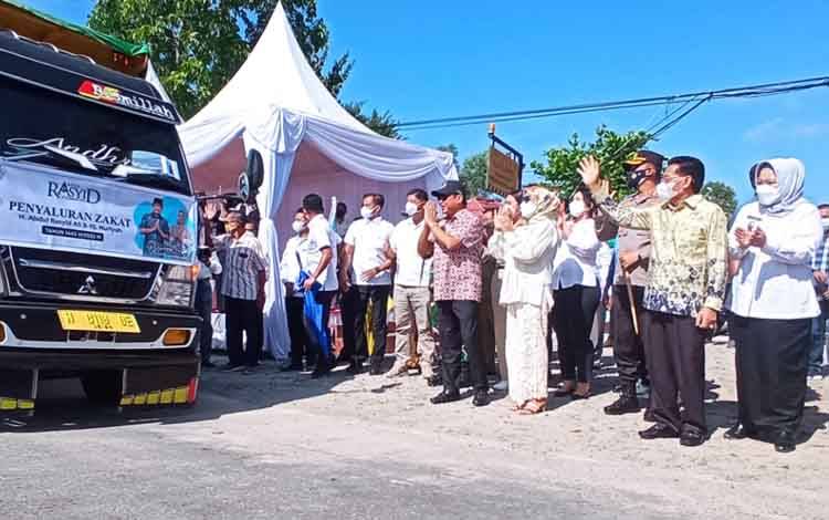 Pelepasan rombongan penyaluran zakat harta yang dikeluarkan keluarga H. Abdul Rasyid AS dari Gudang CBI Group Desa Pasir Panjang, Senin 18 April 2022