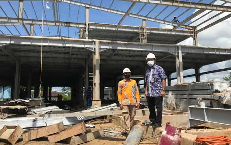 Kabid Cipta Karya Dinas PUPR-PKP Kapuas, Jonnie saat meninjau pembangunan Rujab Bupati Kapuas