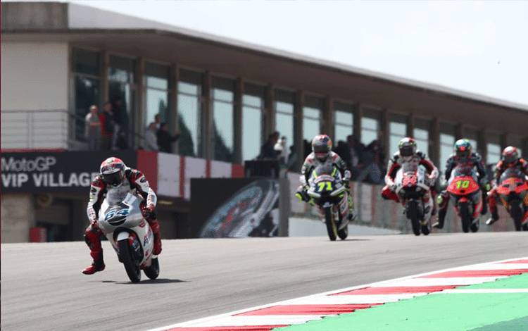 Pebalap tim Honda Team Asia Mario Suryo Aji menjalani Grand Prix Moto3 Portugal di Sirkuit Algarve, Portimao, Portugal. (24/4/2022)