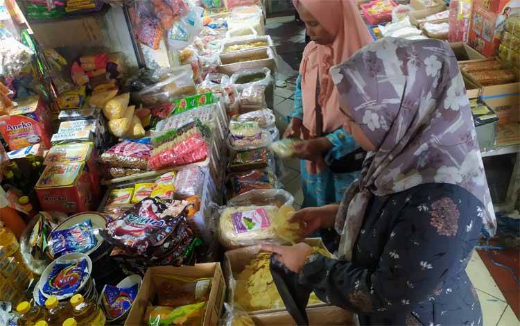 Pedagang melayani pembeli melinjo di Pusat Perbelanjaan Mentaya Sampit