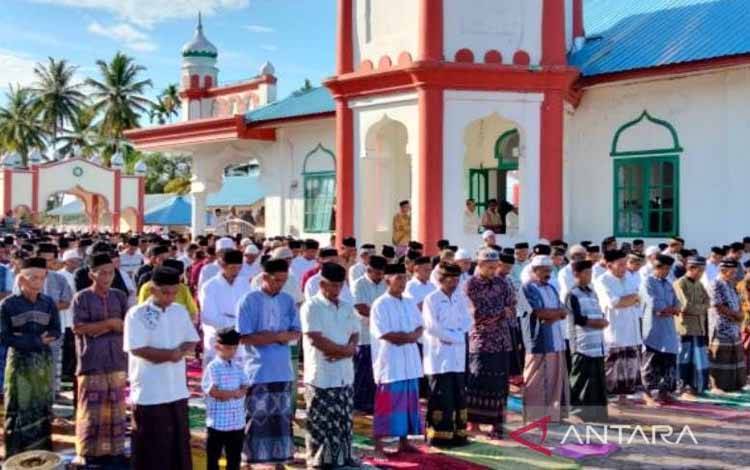 Ribuan pengikut Thariqat Syattariyah di Kabupaten Nagan Raya, Provinsi Aceh melaksanakan ibadah shalat Ied yang dipusatkan di Kompleks Masjid Peuleukung, Kecamatan Seunagan Timur, Kabupaten Nagan Raya, Provinsi Aceh, Sabtu (30/4/2022)