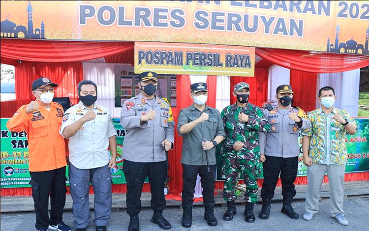 Bupati Seruyan dan Forkopimda saat mengecek Pos Pengamanan Lebaran.