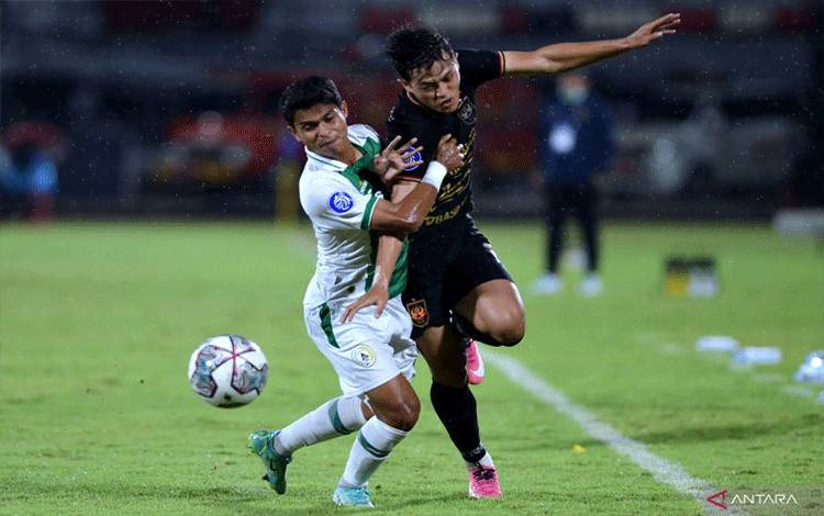 Pesepak bola PSIS Semarang Alfeandra Dewangga (kanan) berebut bola dengan pesepak bola PSS Sleman Irkham Zahrul Mila (kiri) saat pertandingan Liga 1 di Stadion Kapten I Wayan Dipta, Gianyar, Bali, Rabu (16/3/2022). . ANTARA FOTO/Fikri Yusuf/wsj.