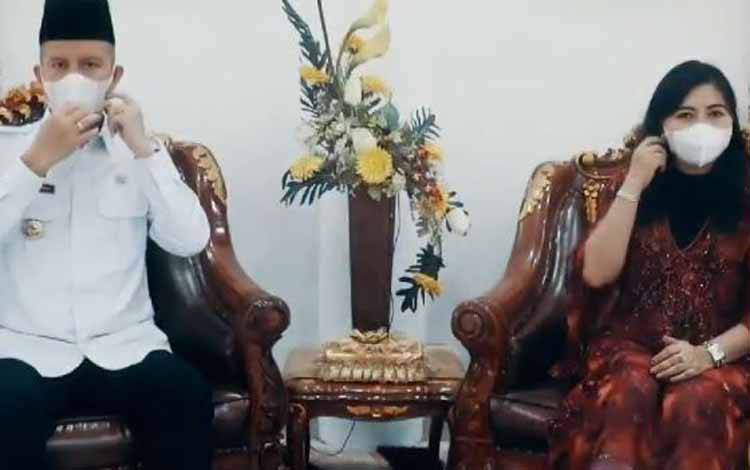 Bupati Gunung Mas, Jaya S Monong beserta istri saat mengucapkan selamat Idulfitri untuk masyarakat muslim