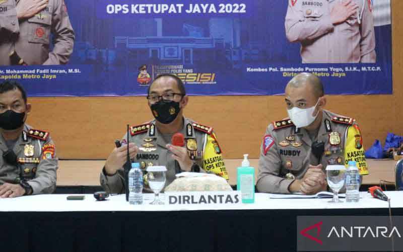 Direktur Lalu Lintas Polda Metro Jaya Kombes Pol Sambodo Purnomo Yogo (tengah) memberikan pemaparan terkait persiapan lonjakan arus balik Idul Fitri 1443 Hijriah di Mapolda Metro Jaya, Kamis (5/5/2022). (foto : ANTARA/Fianda Sjofjan Rassat)