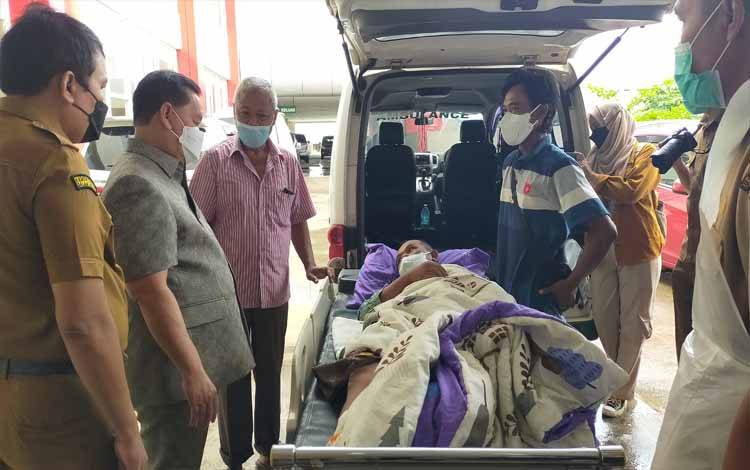 Bupati Kotim, Halikinnor bersama Sekda Fajrurrahman ketika berbincang dengan salah seorang pasien yang beru tiba di RSUD dr Murjani Sampit, saat melakukan sidak di hari pertama masuk kerja