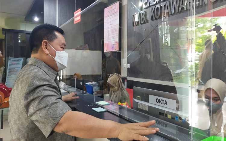 Bupati Kotim, Halikinnor saat memantau kinerja ASN