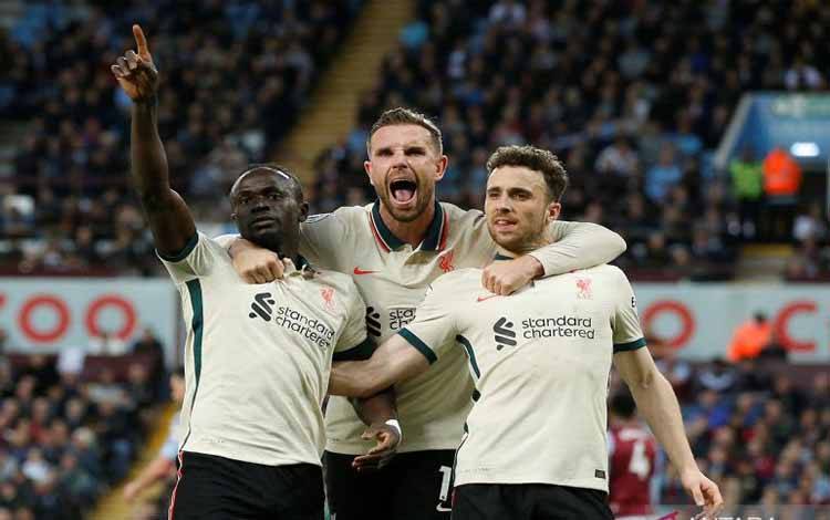 Selebrasi Sadio Mane (kiri) setelah mencetak gol kedua Liverpool dalam pertandingan Liga Inggris lawan Aston Villa, Rabu 11 Mei 2022