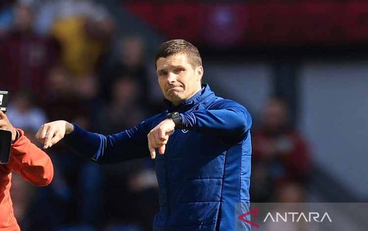 Manajer interim Burnley Mike Jackson merayakan kemenangan atas Wolverhampton dalam lanjutan Liga Inggris di Stadion Turf Moor, Burnley, Inggris, Minggu (24/4/2022)