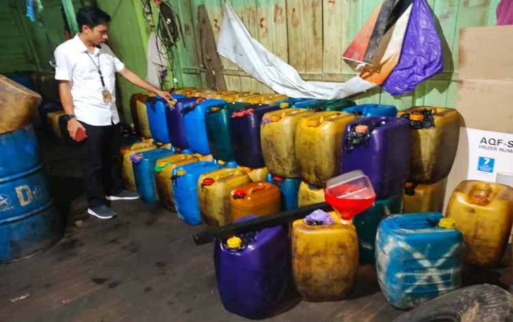 BBM jenis bio solar bersubsidi saat dilakukan penyitaan oleh Polda Kalteng