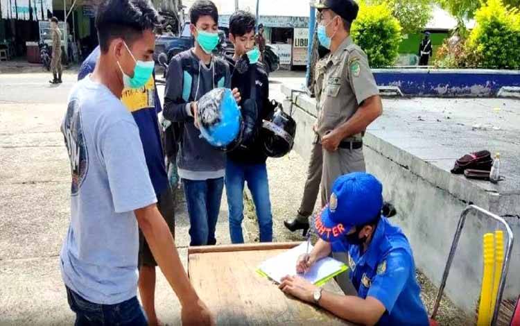 Tim gabungan saat melakukan operasi yustisi di beberapa tempat dalam kota Muara Teweh, dan menghimbau kepada masyarakat untuk tetap taat protokol kesehatan.