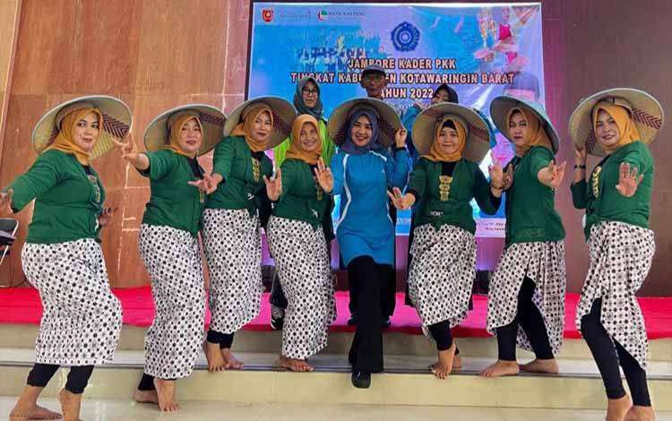 Ketua TP PKK Kobar Mina Irawati (tengah) foto bersama dengan peserta Jambore
