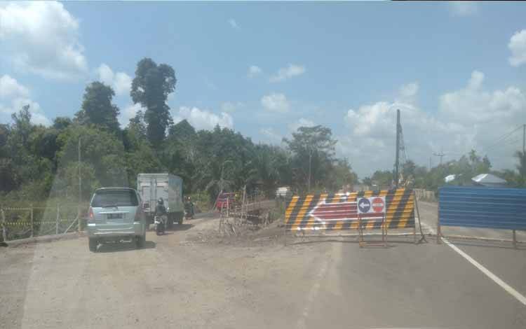 Jembatan Sei Hampangen di Desa Hampangen saat ini tengah dilakukan pembangunan untuk penggantian jembatan, sehingga arus lalu lintas dialihkan jembatan sementara