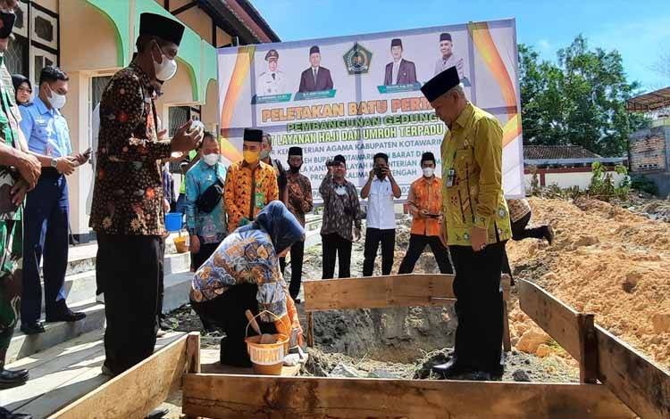 Bupati Kobar, Nurhidayah lakukan peletakan batu pertama pembangunan PLHUT