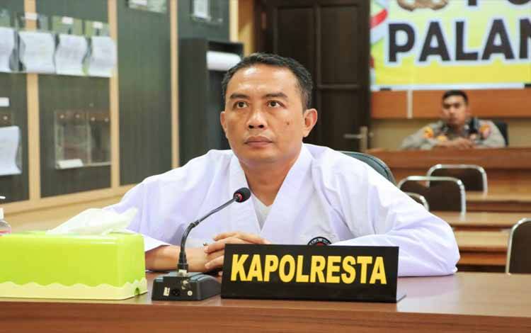 Kapolresta Palangka Raya Kombes Budi Santosa saat menghadiri pengukuhan Dewan Pembina Beladiri Polri secara virtual