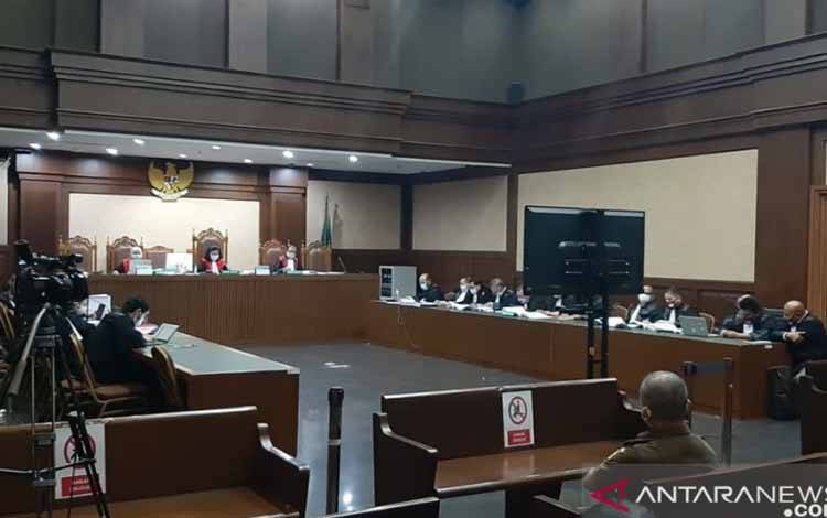 Terdakwa kasus dugaan tindak pidana korupsi PT Asuransi Jiwasraya Benny Tjokrosaputro menyanggah pernyataan Jaksa Penuntut Umum (JPU) yang mengaitkan dirinya dengan PT Asuransi Jiwa WanaArtha (WanaArtha Life) pada sidang lanjutan di Pengadilan Tipikor, Jakarta, Kamis (22/10/2020)