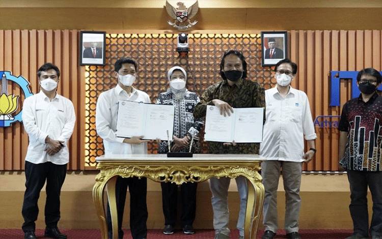 Usai penandatanganan kontrak proposal Matching Fund oleh Wakil Rektor IV ITS Bambang Pramujati ST MSc Eng PhD (dua dari kiri) dan Dr Muhammad Nur Yuniarto (tiga dari kanan) (ANTARA/HO-ITS)