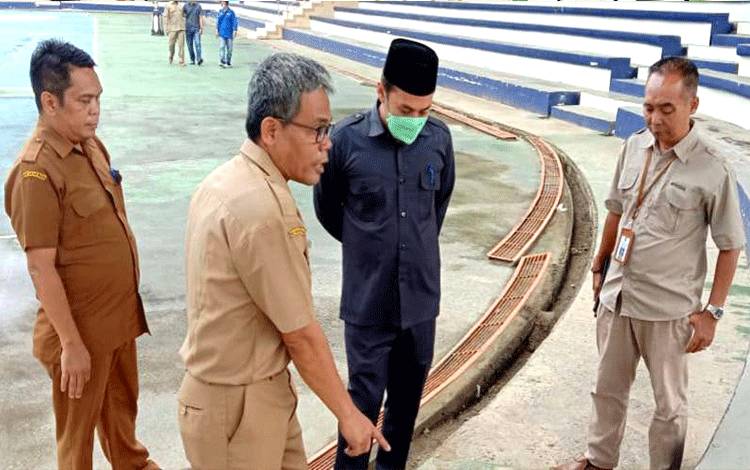 Wakil Ketua I DPRD Parmana Setiawan bersama Kadis PUPR, Kabid CK Ignasius dan kabag Umum Rosmadianoor saat melakukan pengecekan traf tempat duduk Arena Tiara Batara yang ambles.