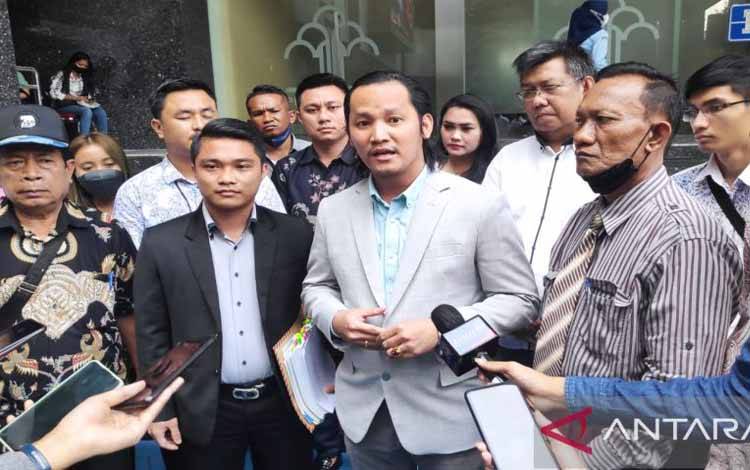 Kuasa Hukum DPP Parkindo 1945 Finsensius Mendrofa (tengah) di Kantor Ditjen AHU Kemenkumham, Jakarta, Senin (23/5/2022)
