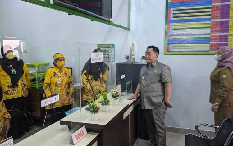 Bupati Kotim Halikinnor saat memantau Puskemas Baamang I