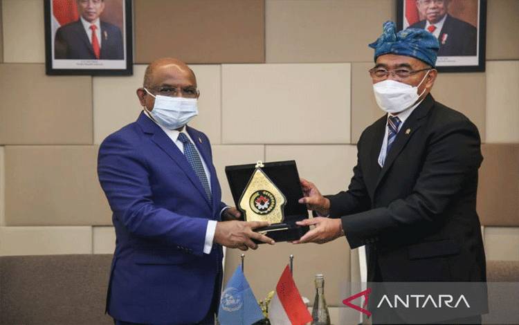 Pertemuan bilateral Menteri Koordinator Bidang Pembangunan Manusia dan Kebudayaan (Menko PMK) Muhadjir Effendy (kanan) bersama Presiden Majelis Umum PBB Abdulla Shahid di BNDCC Bali, Rabu (25/5/2022). (FOTO ANTARA/HO-Kemenko PMK)