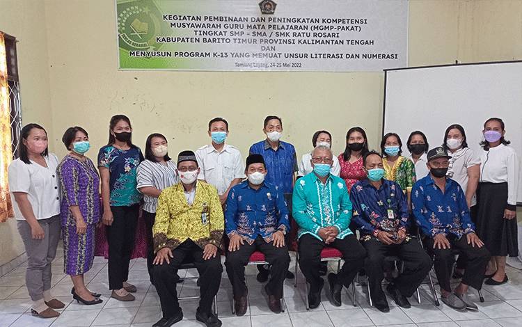 Ketua APSI Barito Timur, Jumakir Joutomo (duduk, batik kuning) berfoto bersama Kepala Kantor Kemenag dan peserta kegiatan pembinaan dan peningkatan kompetensi guru agama Katolik untuk tingkat SMP, SMA dan SMK di Tamiang Layang.