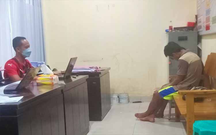 Penyidik Unit Reskrim Polsek Pahandut saat melakukan pemeriksaan