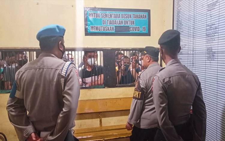 Petugas saat mengecek sel tahanan pada malam hari.