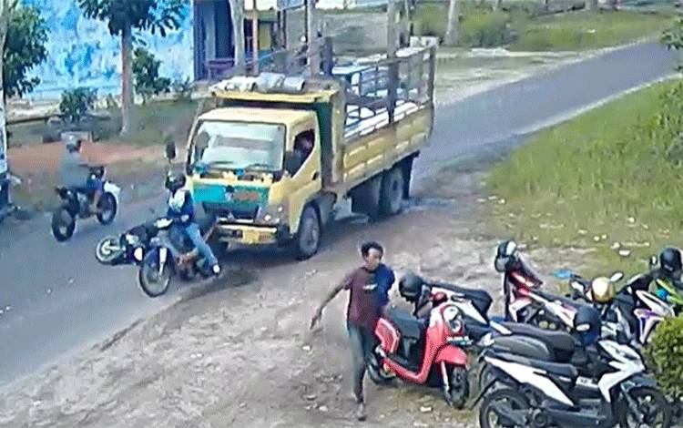 Tangkapan layar dari rekaman CCTV saat truk menabrak pemotor di Jalan Ahmad Wongso, Pangkalan Bun.