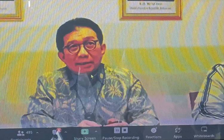 Tangkapan layar Duta Besar (Dubes) RI di Bern Muliaman D Hadad saat jumpa pers virtual terkait pencarian putra sulung Gubernur Jawa Barat M Ridwan Kamil, Emmeril Kahn Mumtadz, yang hilang terseret arus Sungai Aaree, Bern, Swiss. (ANTARA/Ajat Sudrajat)