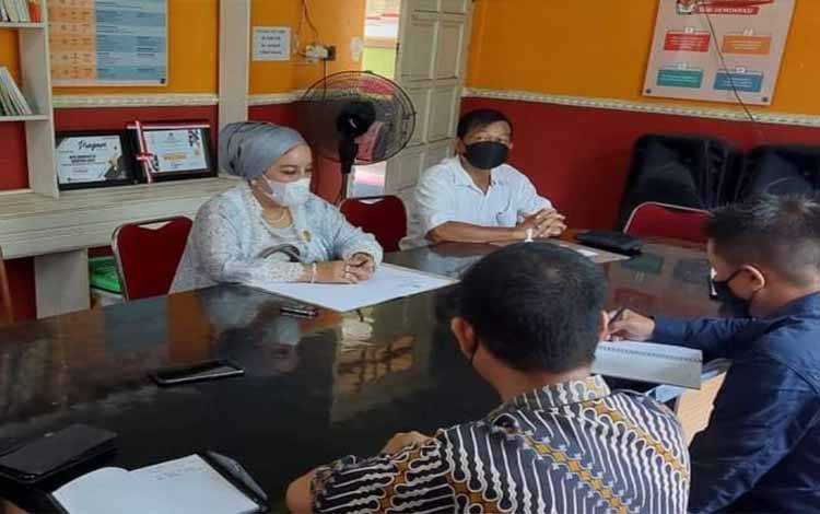 Anggota DPRD Kalteng, Henry saat melaksanakan kunjungan kerja